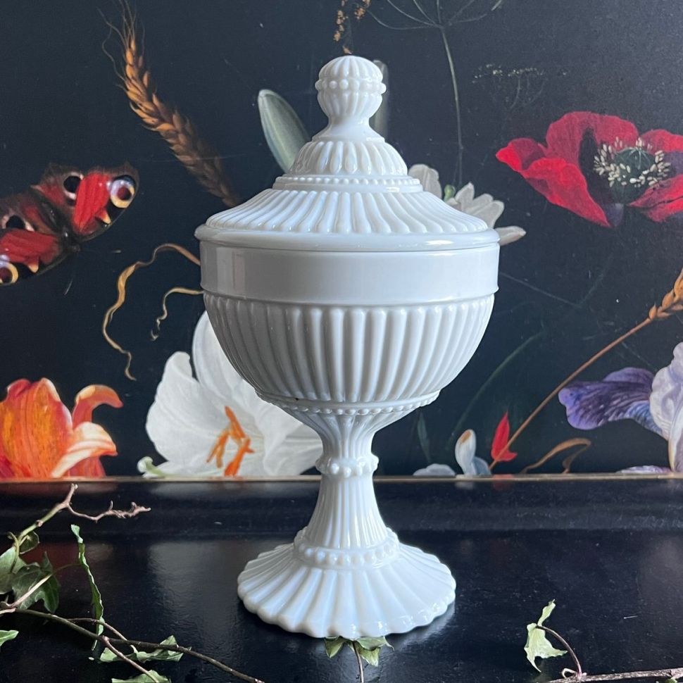 Бонбоньерка из молочного стекла 16 см Франция