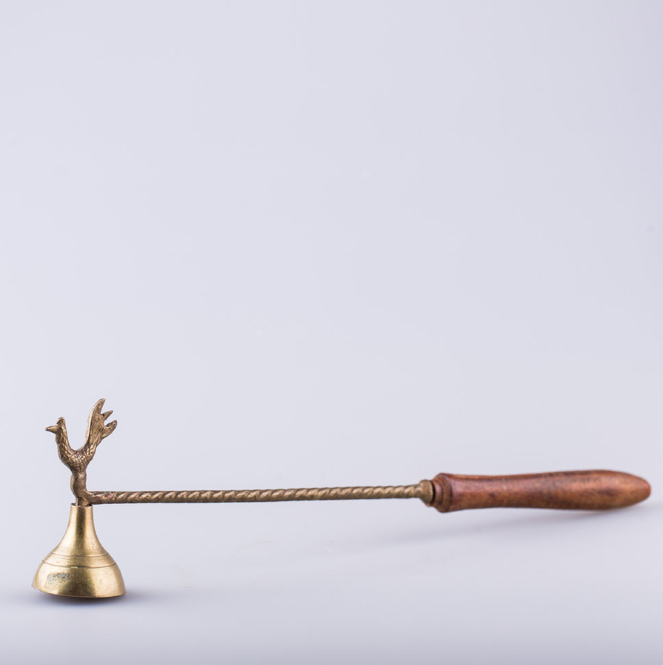 Тушитель для свечи с птицей и деревянной ручкой, начало 20 века