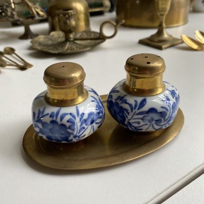Набор солонка и перечница на подносе латунь фарфор