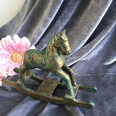 Деревяннй старинный детский конь