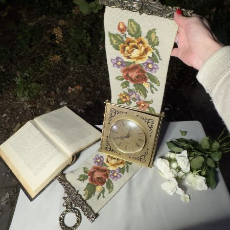 Вышивка сонетка на бронзовых держателях с часами 20х102 см