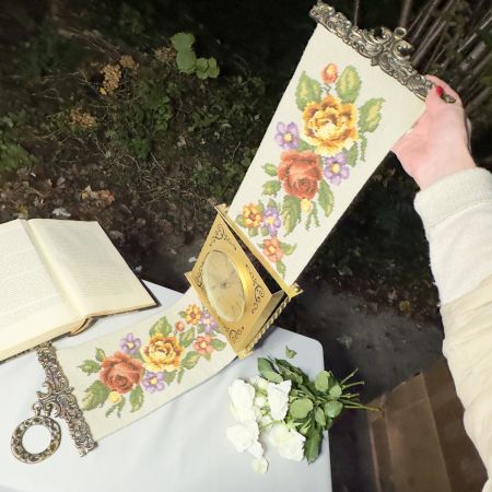 Вышивка сонетка на бронзовых держателях с часами 20х102 см