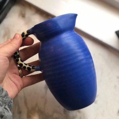 Кувшин синий с леопардовой ручкой ручная работа