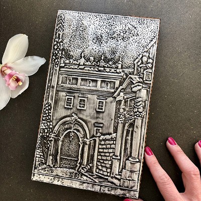 Панно чеканка по металлу на доске Дом с аркой