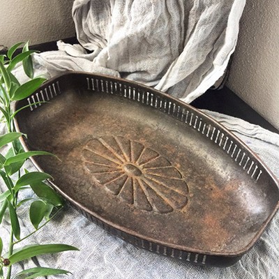Поднос металлический с высоким резным бортом