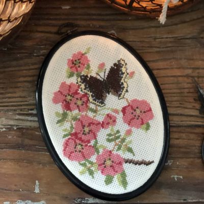 Вышивка Цветы и бабочка в овальной раме
