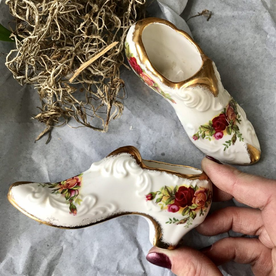 Статуэтка фарфоровая туфелька Royal Albert