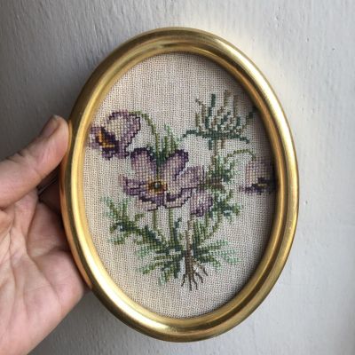 Вышивка Цветок в овальной раме