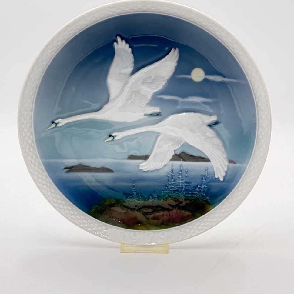 Тарелка панно Hutschenreuther 26 см Лебеди 1979 г Германия