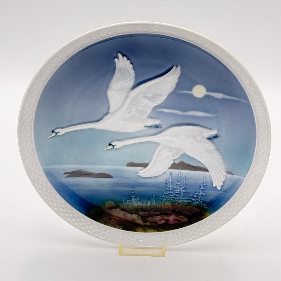Тарелка панно Hutschenreuther 26 см Лебеди 1979 г Германия