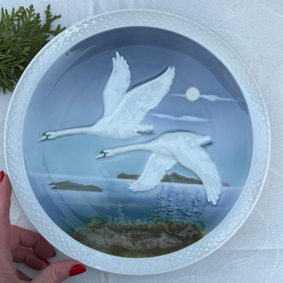 Тарелка панно Hutschenreuther 26 см Лебеди 1979 г Германия