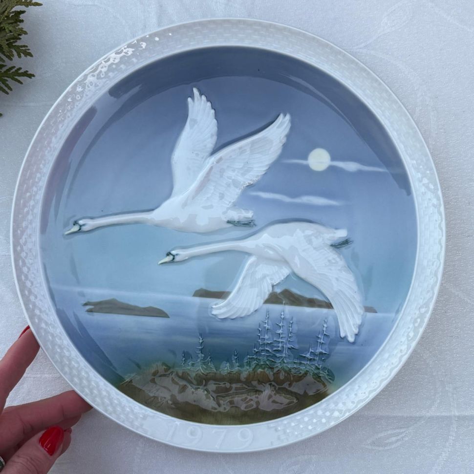 Тарелка панно Hutschenreuther 26 см Лебеди 1979 г Германия