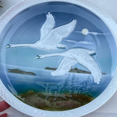 Тарелка панно Hutschenreuther 26 см Лебеди 1979 г Германия