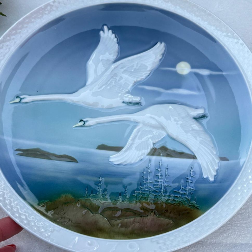 Тарелка панно Hutschenreuther 26 см Лебеди 1979 г Германия