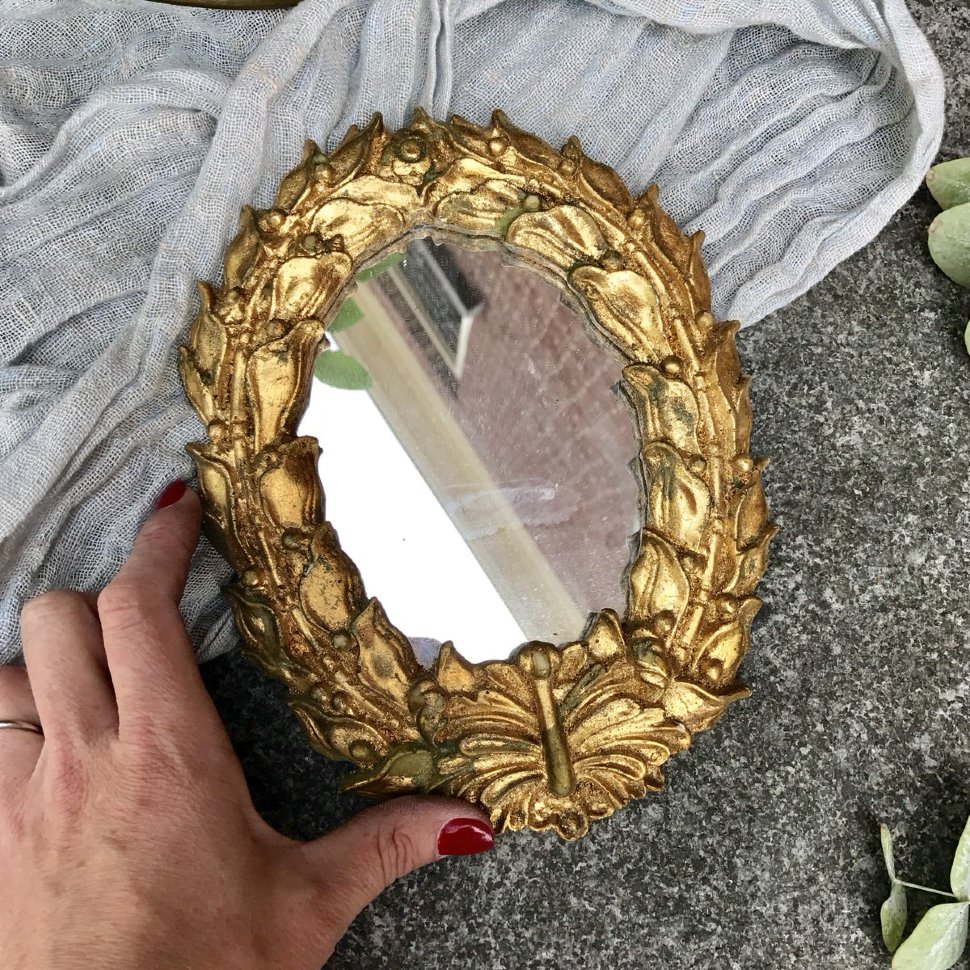 Малое зеркало в раме окрашенный пластик