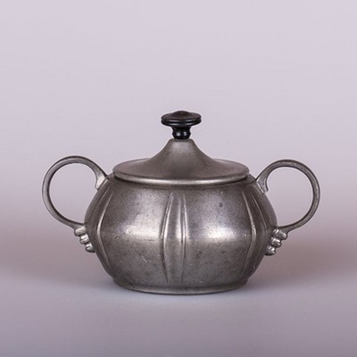 Оловянная сахарница с крышкой, отломана шишечка на крышке