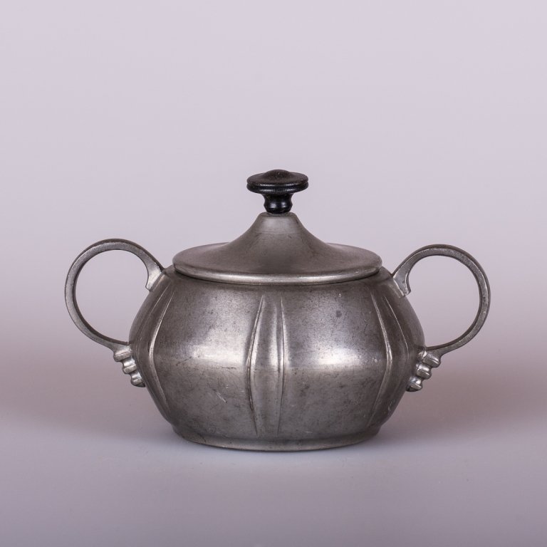 Оловянная сахарница с крышкой, отломана шишечка на крышке