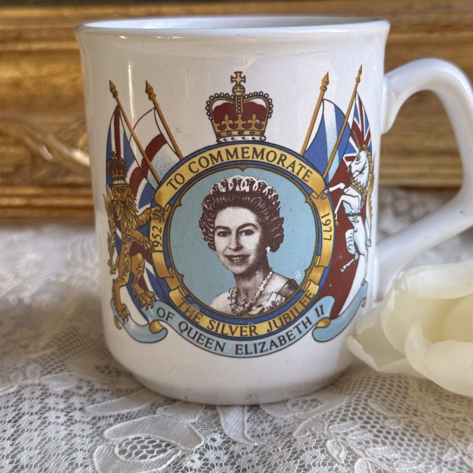 Кружка 25 лет правления Елизаветы II 300 мл Англия 1977 г.