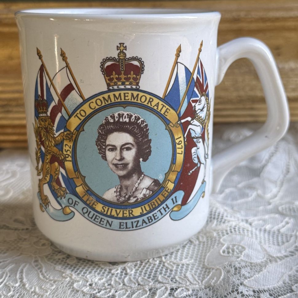Кружка 25 лет правления Елизаветы II 300 мл Англия 1977 г.
