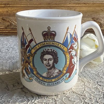 Кружка 25 лет правления Елизаветы II 300 мл Англия 1977 г.