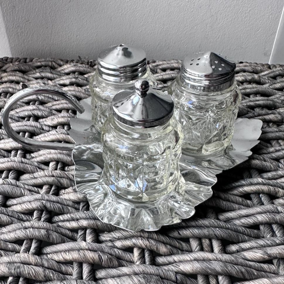 Сервировочный набор для специй на хромированной подставке