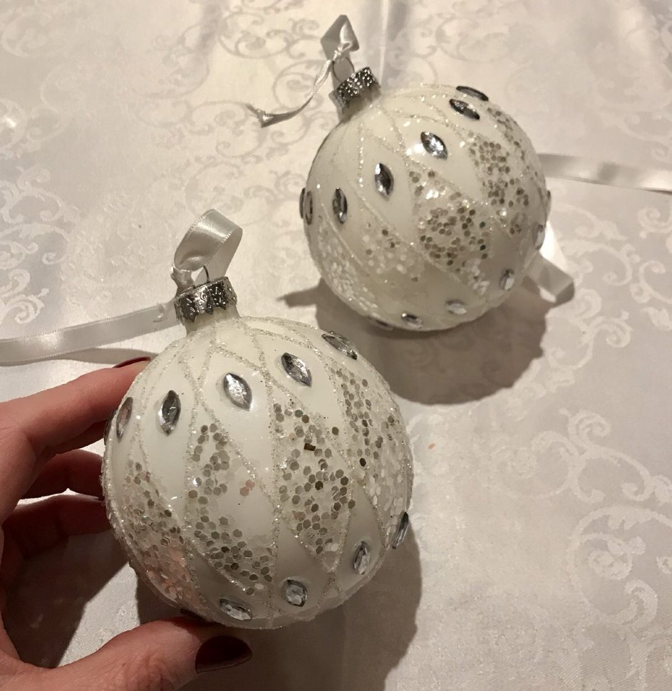 Белый большой шар со стразами