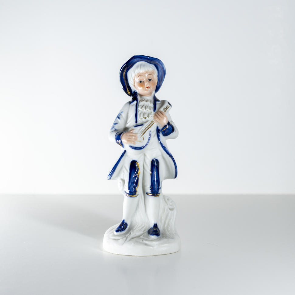 Статуэтка мальчик с музыкальным инструментом