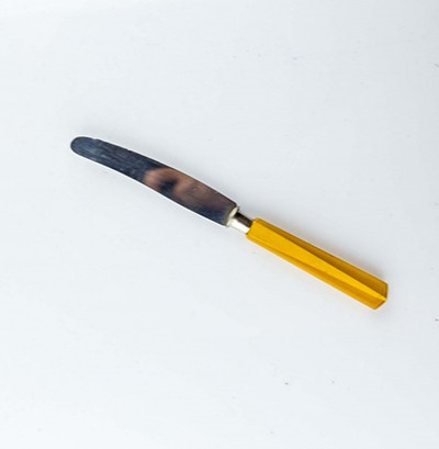 Нож столовый с бакелит ручкой желтый