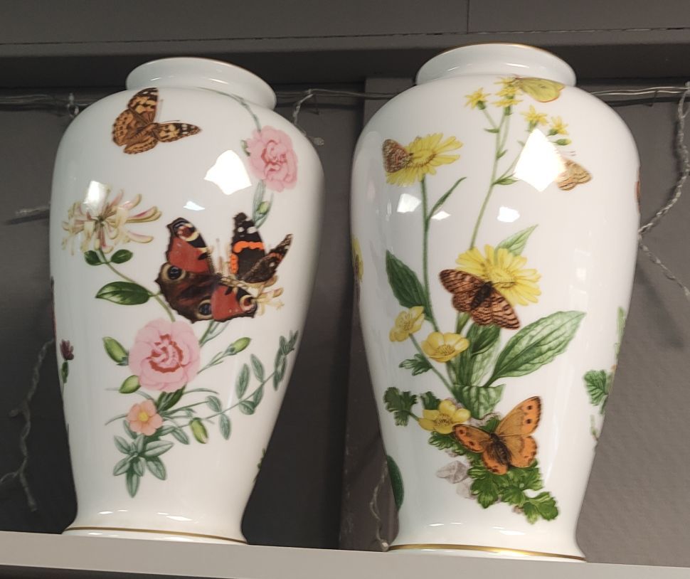 Ваза Franklin Porcelain 1982 The Alpine Butterfly Vase by John Wilkinson