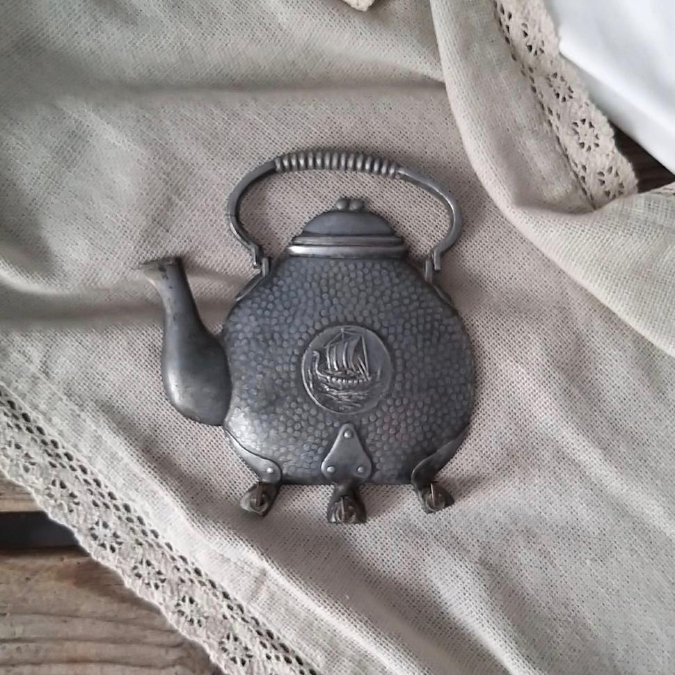 Ключница в форме чайника 13 см Парусник олово