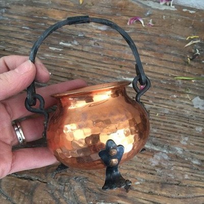 Кашпо зольник малое медное на лапках