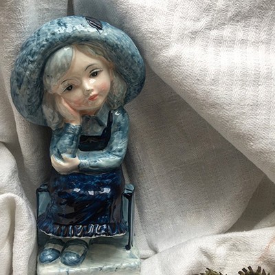 Статуэтка фарфоровая Девочка на чемодане