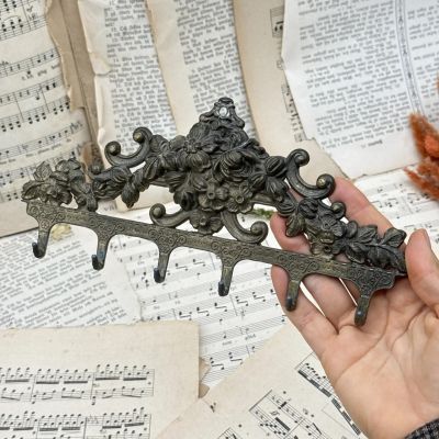 Ключница настенная Цветы  латунь 