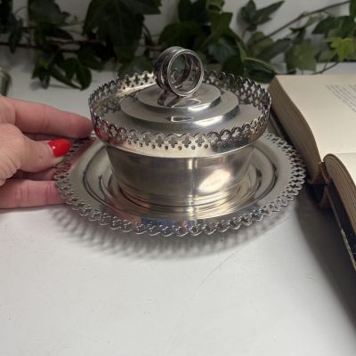 Икорница сахарница паштетница с крышкой на блюде серебрение