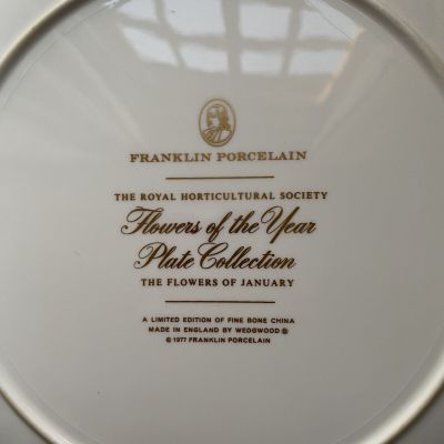 Тарелка Franklin porcelain Wedgwood Flowers of the Year Январь 27 см
