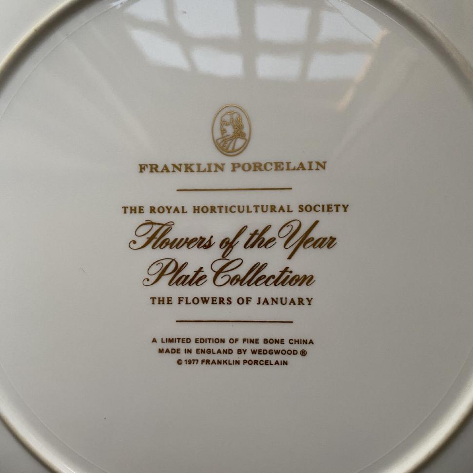 Тарелка Franklin porcelain Wedgwood Flowers of the Year Январь 27 см
