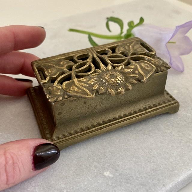 Шкатулка с резной крышкой латунь 2 отделения