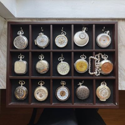 Полка подвесная для коллеционных часов