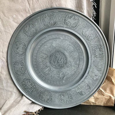 Огромное блюдо с тончайшим узором олово
