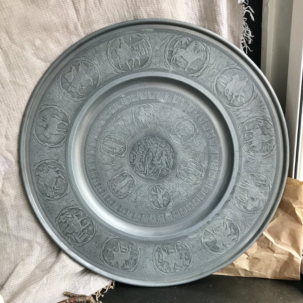 Огромное блюдо с тончайшим узором олово
