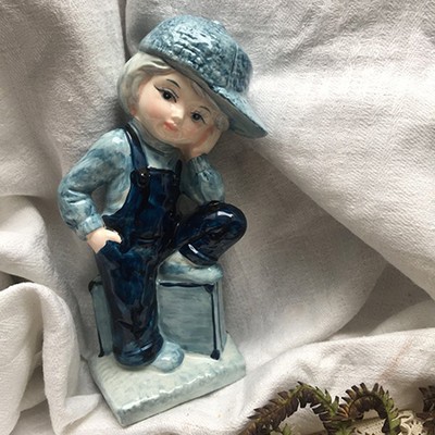 Статуэтка фарфоровая Мальчик на чемодане