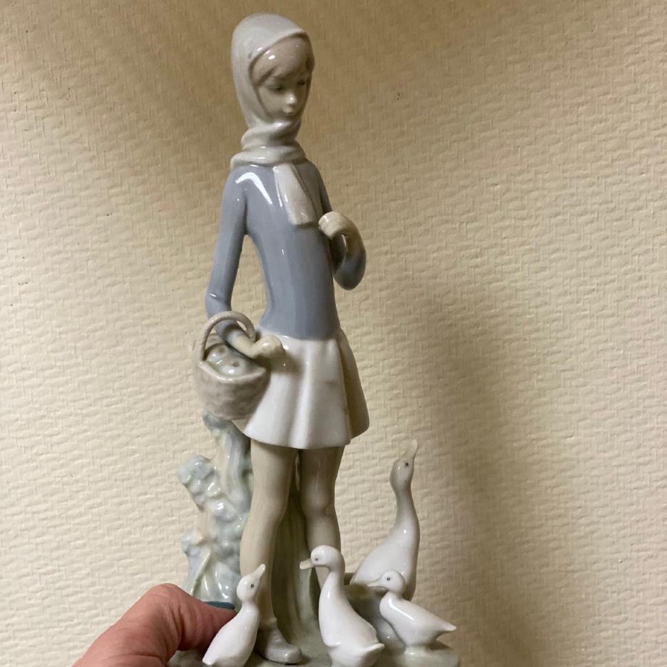 Статуэтка Девочка и гуси фарфор 24 см Lladro Испания