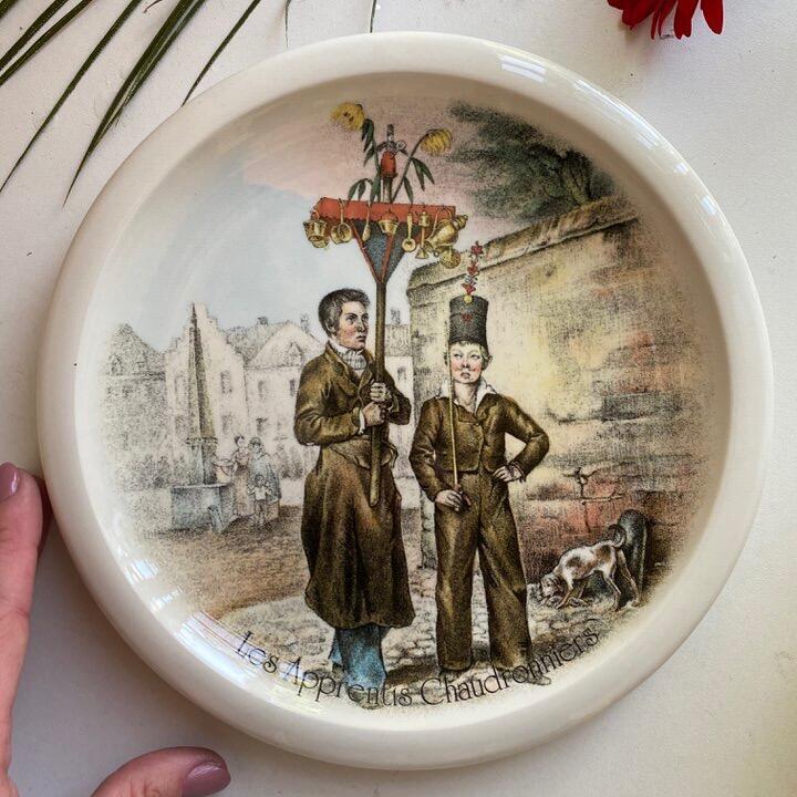 Тарелка 22 см Boch Keramis Подмастерья шляпника фарфор Бельгия