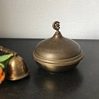 Шкатулка круглая латунная с месяцем и звездой