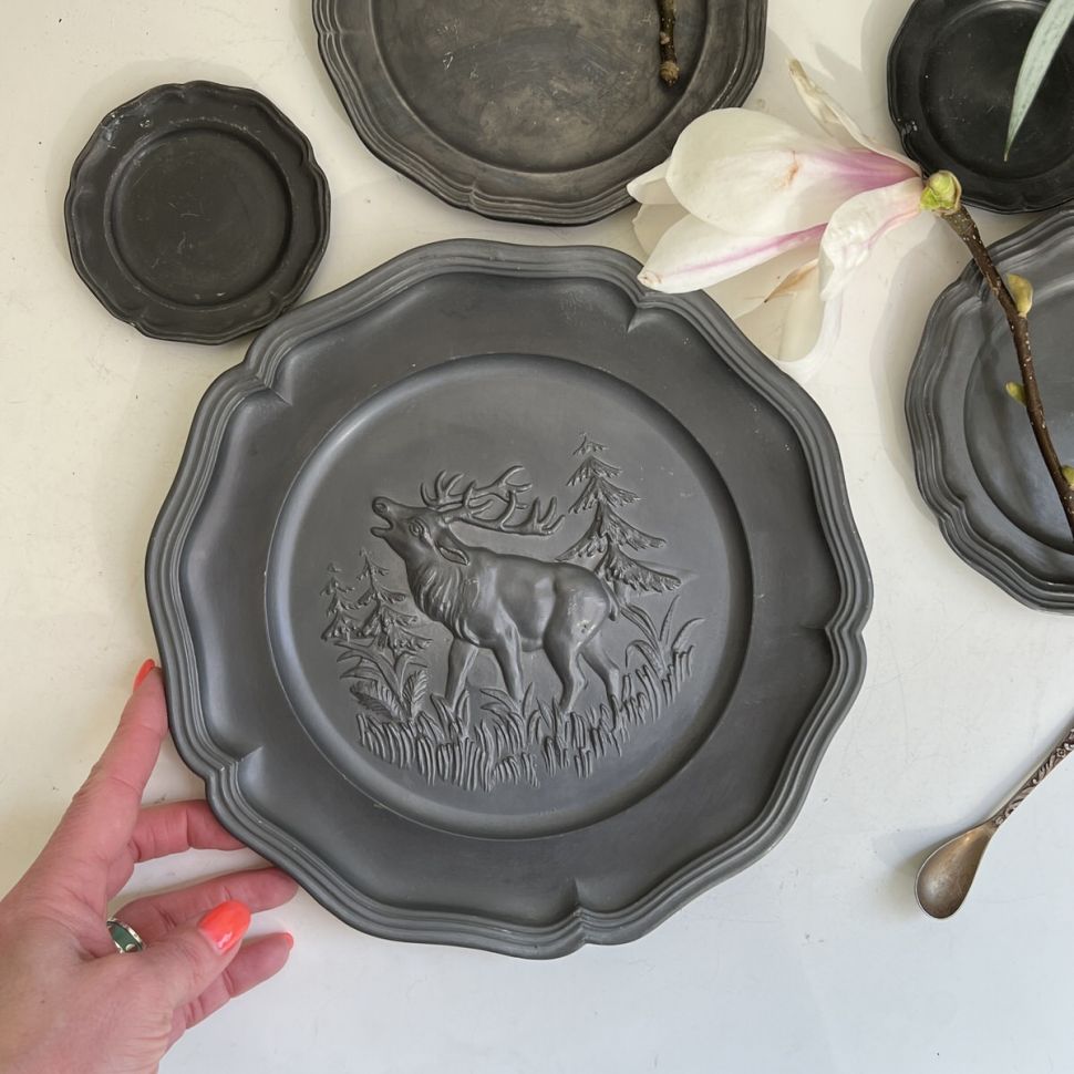 Тарелка 23 см олово с подвесом Олень