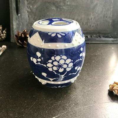 Банка с резной крышкой и ручной росписью