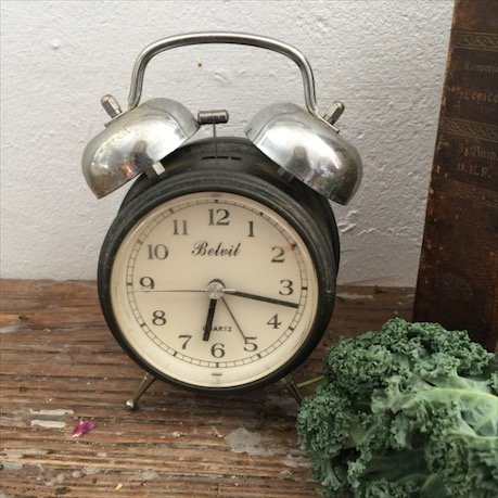 Часы на ножках будильник кварцевые Belvil