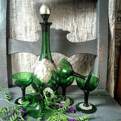 Графин и рюмки, стекло и олово