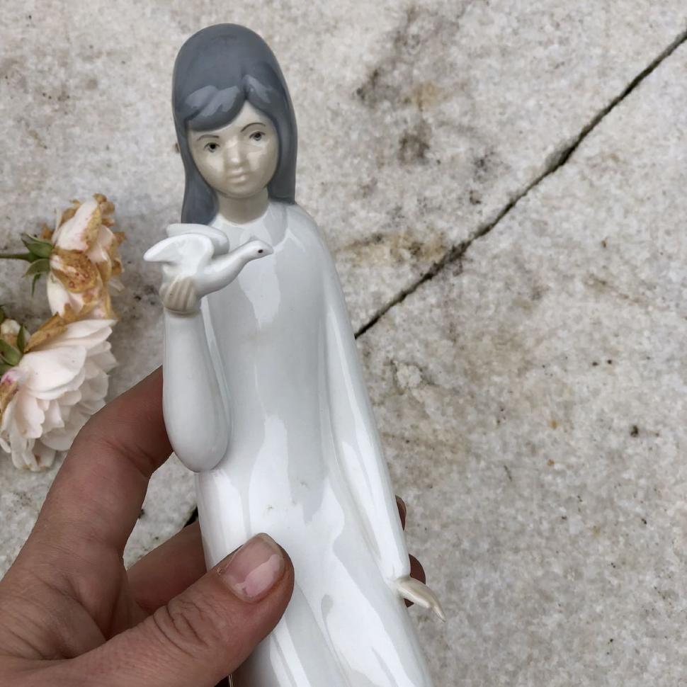 Статуэтка Девочка с голубем, фарфор Miquel Requena, Испания