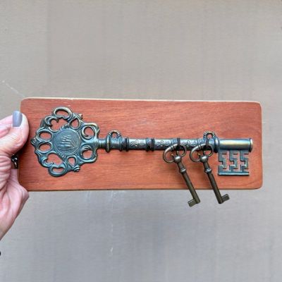 Вешалка для ключей 28 см дерево металлический сплав